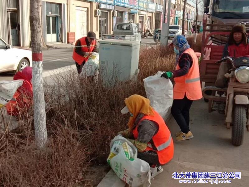 集中清理绿化带漂浮物.jpg