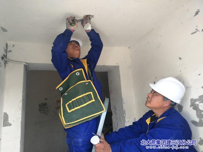 维修公共楼道内的声控灯全力保障居民夜间出行安全.jpg 维修公共楼道内的声控灯全力保障居民夜间出行安全.jpg