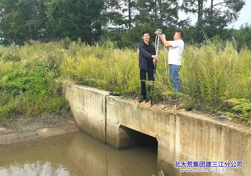 技术人员携带专业测量设备，现场开展高程、渠系工况等数据采集工作 摄影 王威.jpg