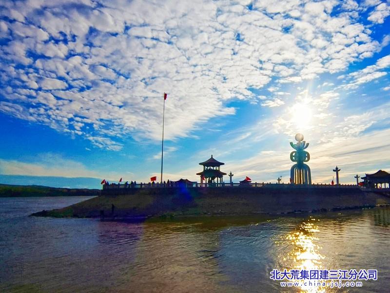 飞来水上千寻塔  闻说鸡鸣见日升.jpg