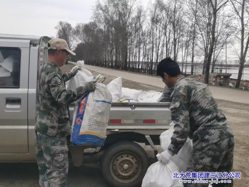 第二管理区工作人员回收农业废弃物_副本.jpg