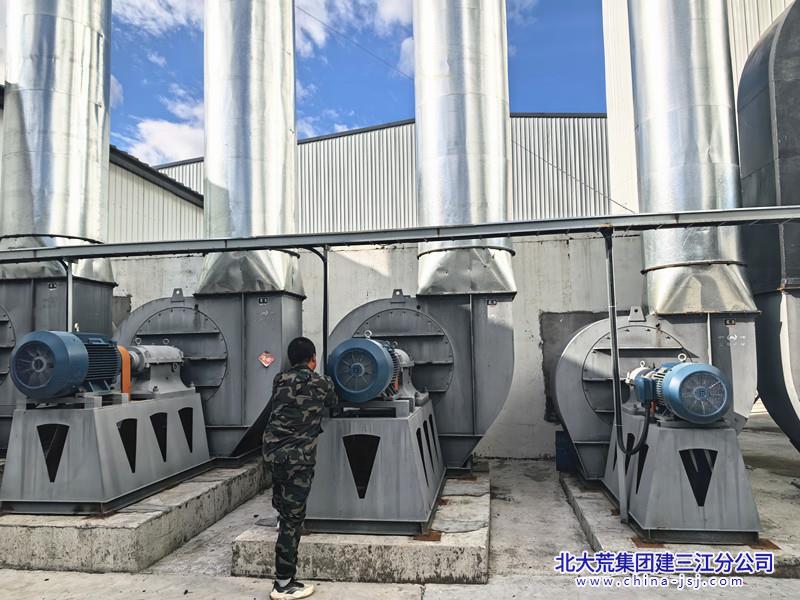 工作人员对烘干塔及配套风机、除尘管道等设备开展全面检修维护 摄影 王晓娜_副本.jpg 工作人员对烘干塔及配套风机、除尘管道等设备开展全面检修维护 摄影 王晓娜_副本.jpg