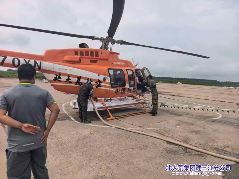 21.第二管理区工作人员与飞行员沟通_副本.jpg 21.第二管理区工作人员与飞行员沟通_副本.jpg