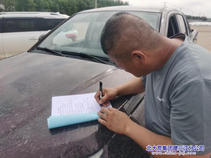 21.第二管理区工作人员签订责任状_副本.jpg 21.第二管理区工作人员签订责任状_副本.jpg